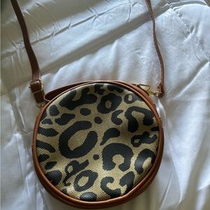 Women’s Small Round Leopard Print  Purse –  (9238) 
(Shipping Only)